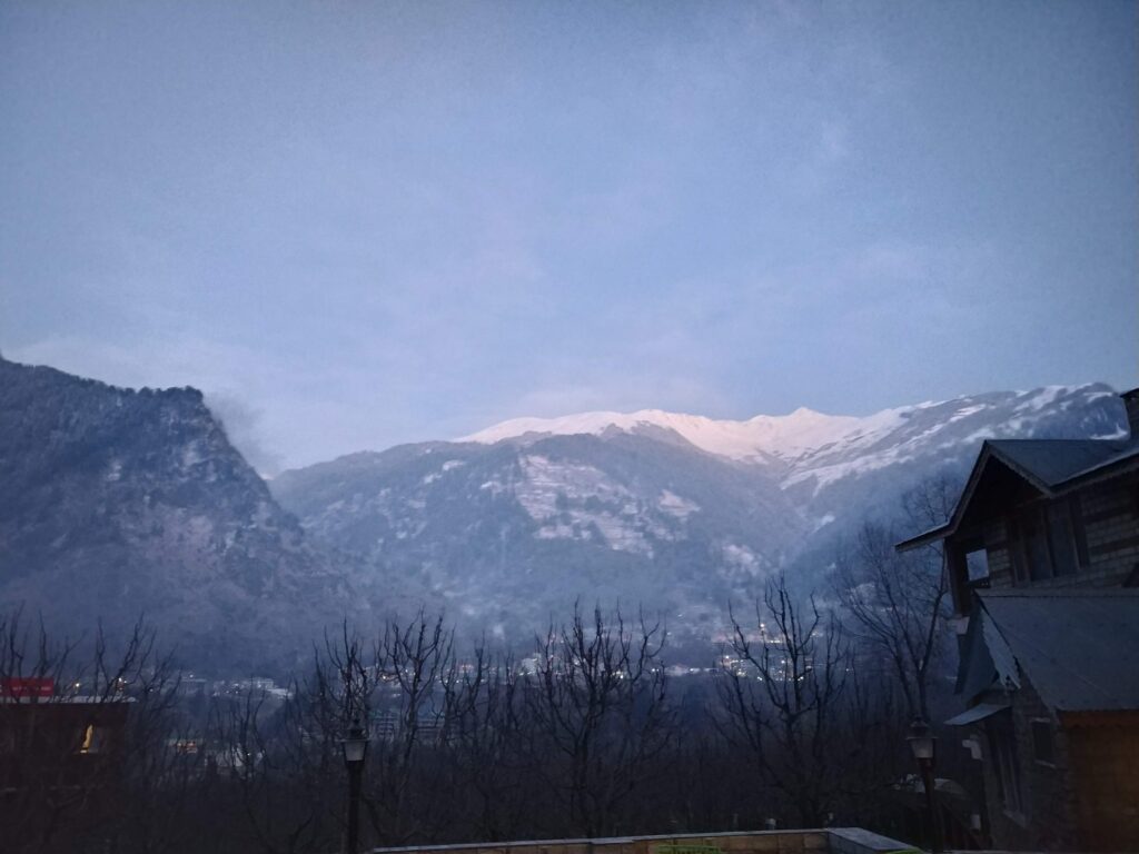 Manali snowfilled mountains