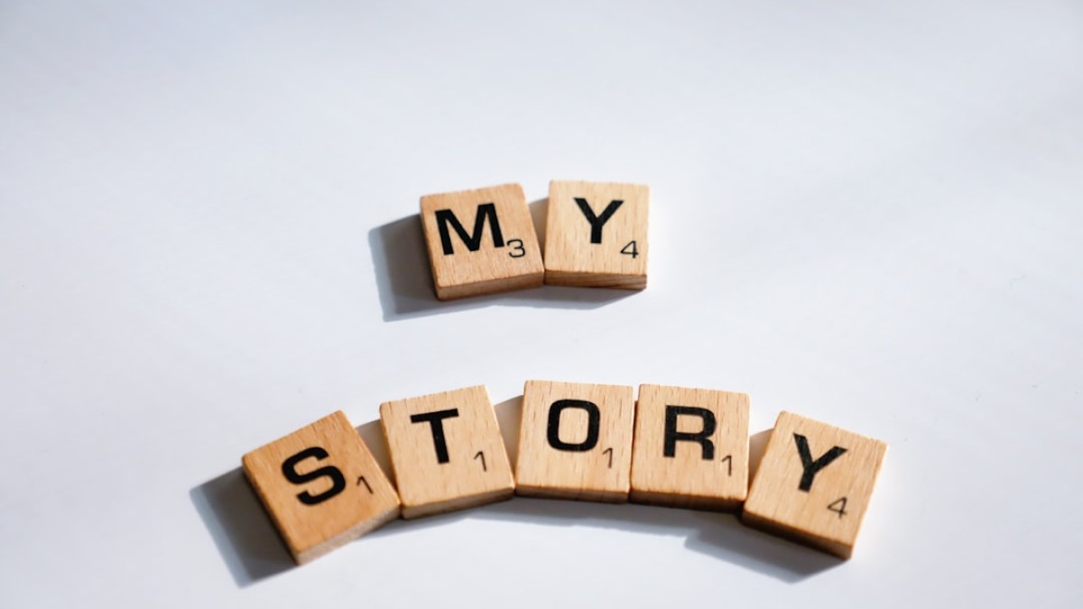 two scrabbled wooden blocks spelling the word my story