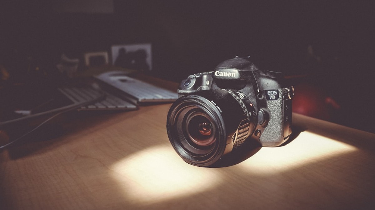 shallow focus photo of Canon EOS 7D