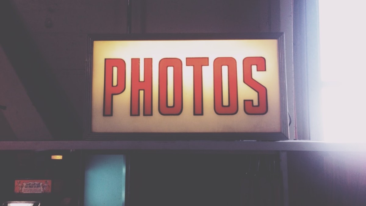 a sign that says photos above a phone booth