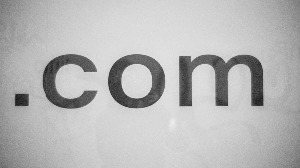 a black and white photo of the word comm